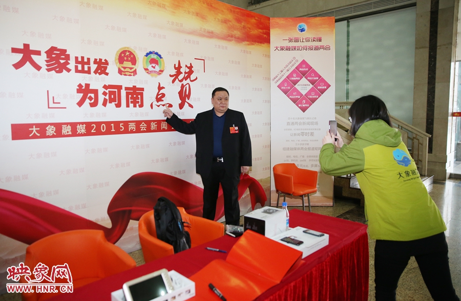 幫代表在大象融媒新聞會客廳留影拍照。