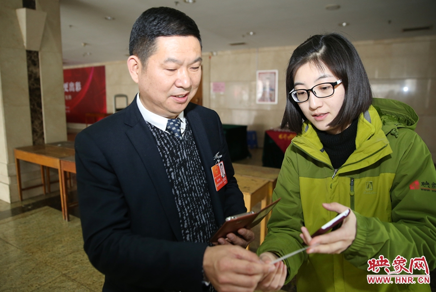 幫代表使用大象融媒映象網(wǎng)微信打印機現(xiàn)場打印照片。