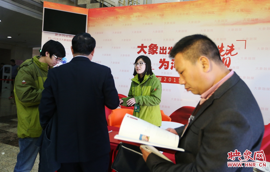 向代表、委員講解大象融媒旗下出品的新聞產品。