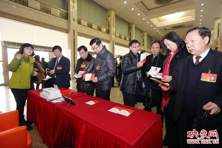 向代表、委員講解大象融媒旗下出品的新聞產品。