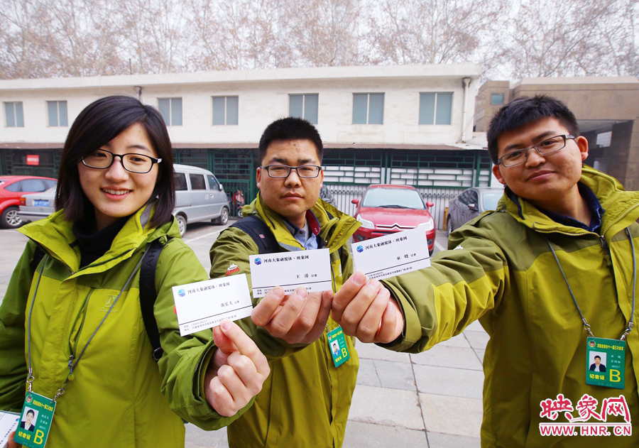 南樂天和同事展示新印制的大象融媒名片。