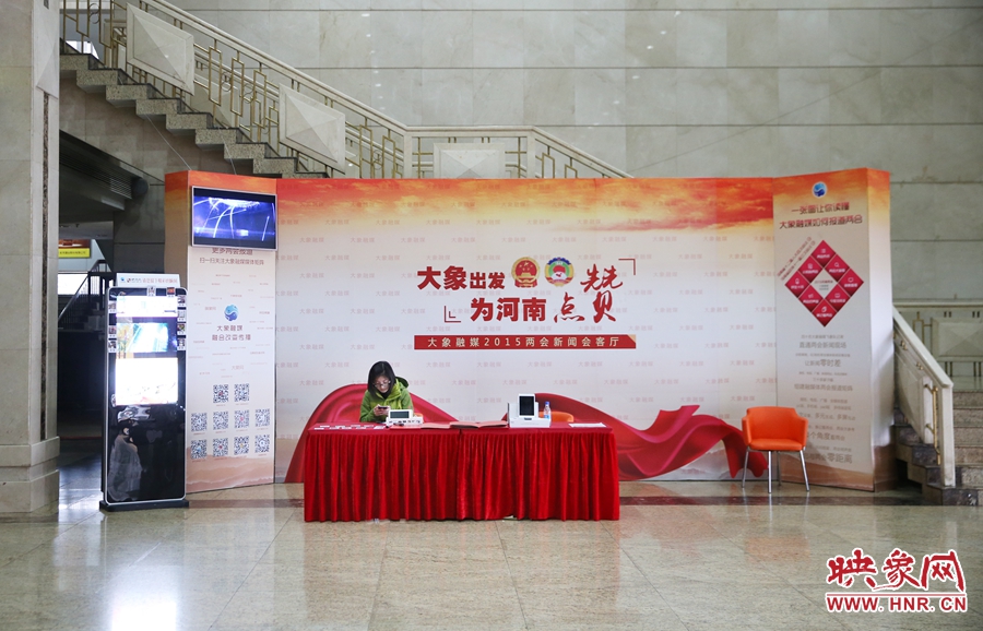 工作間隙還要更新映象網(wǎng)兩會微博。