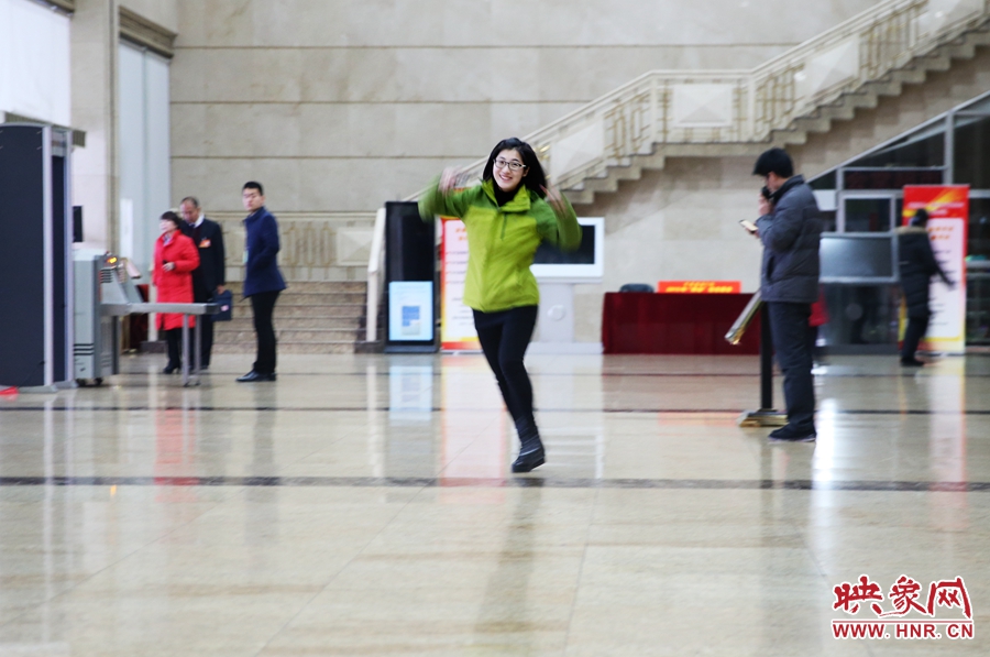 南樂天完成一個采訪后，興奮的跳了起來。