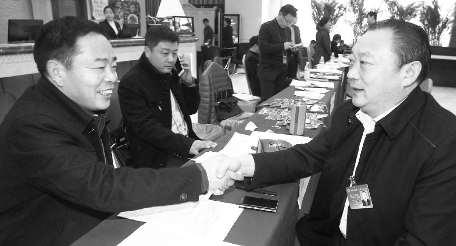 參加省政協(xié)十一屆三次會(huì)議的委員到駐地報(bào)到 參加省政協(xié)十一屆三次會(huì)議的委員到駐地報(bào)到