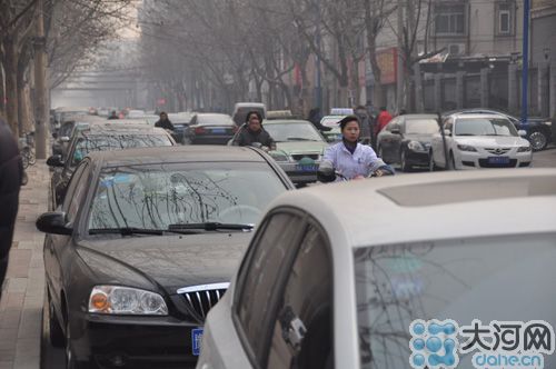 　業(yè)主將車(chē)停到經(jīng)一路上，給路人造成很大的不便