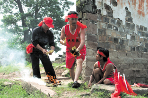 龍王廟前祭拜。