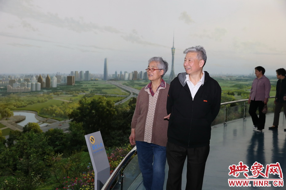 勞模排隊(duì)進(jìn)入福塔參觀