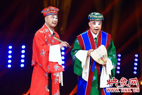 田相偉(右)表演喜劇《吹?!沸Ψ珗?chǎng) 田相偉(右)表演喜劇《吹牛》笑翻全場(chǎng)