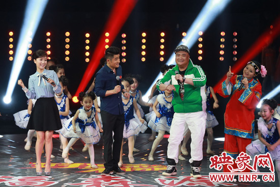 主持人與嘉賓演繹全新“小蘋果”帶來耳目一新的感覺