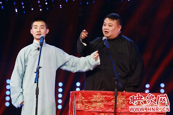 德云社演員陶陽與孫越搭檔表演戲曲相聲