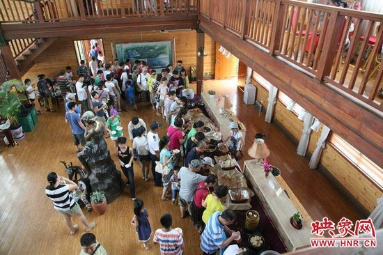 聽眾們在木屋會所享用免費(fèi)自助餐。