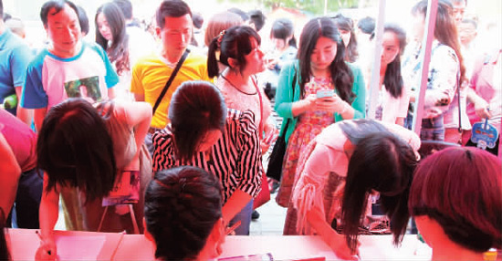 相親現(xiàn)場(chǎng)，嘉賓積極報(bào)名　　