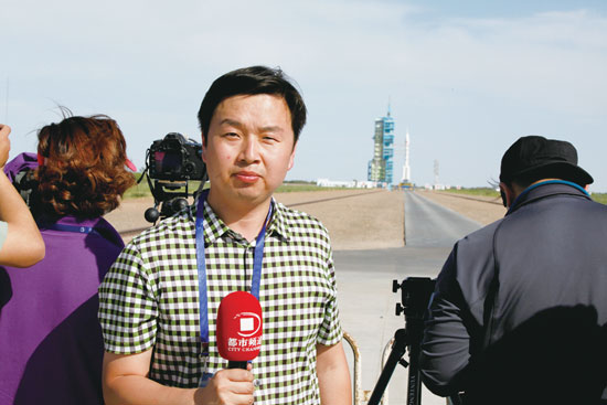 劉瑞鋒回憶，從“神舟十號”在視線中出現(xiàn)到消失的兩分鐘內(nèi)，他們的兩臺攝像機(jī)、一臺照相機(jī)就在不停地拍、拍