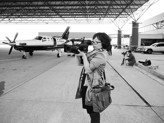 河南電視臺(tái)都市頻道報(bào)道部主管時(shí)舜英拍攝孟菲斯國際機(jī)場(chǎng)