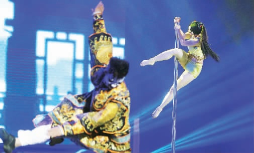 “鋼管舞娘”周文將鋼管舞和民族文化融合在一起，創(chuàng)意了一段《霸王別姬》的鋼管舞表演