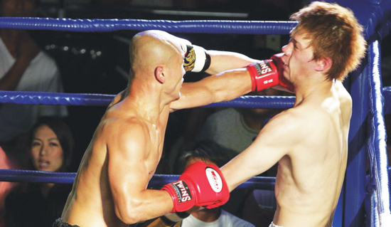 武僧一龍（左）不到一個(gè)回合就KO了對(duì)手森孝太郎