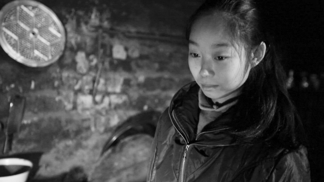 小倩倩家徒四壁，她渴望繼續(xù)讀書，改變家的現(xiàn)狀