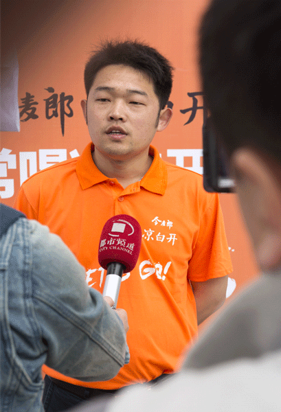 今麥郎飲品股份有限公司開封營銷經(jīng)理胡源接受都市頻道記者采訪 今麥郎飲品股份有限公司開封營銷經(jīng)理胡源接受都市頻道記者采訪