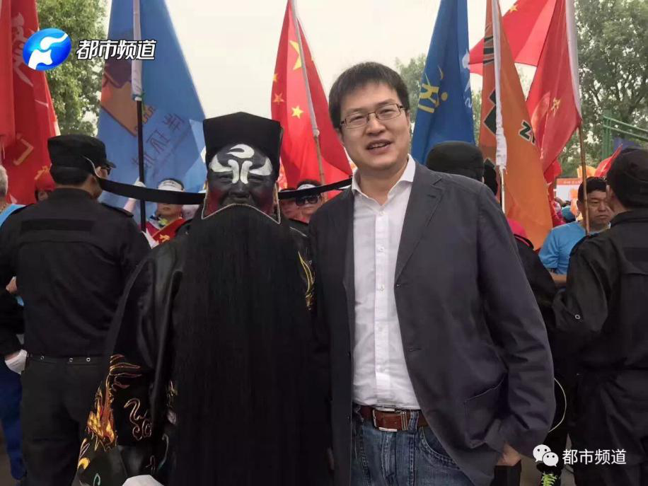 孟湛在今麥郎涼白開錦繡河南行第一站開封站與包公共同領走