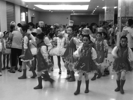 小選手開(kāi)幕式前練習(xí)蒙古族頂碗舞 小選手開(kāi)幕式前練習(xí)蒙古族頂碗舞