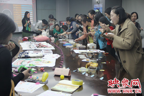 比賽現(xiàn)場熱鬧非凡，各位女神競相展示自己的作品