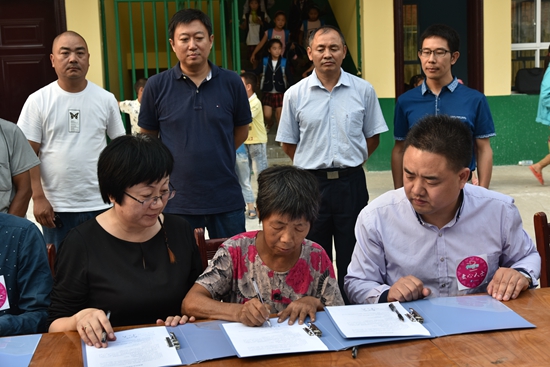 幸福使者、愛心人士與魏學秀一起簽訂幫扶協(xié)議