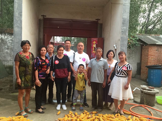 幸福使者、愛心人士與吳國祿一家合影