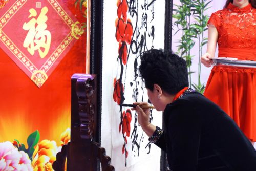 公司特聘請(qǐng)國家一級(jí)著名豫劇演員王希玲作為春節(jié)期間“歡騰購物”形象大使