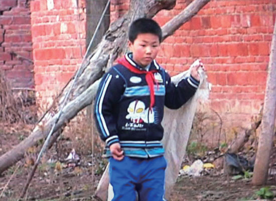 有時(shí)候，浩浩會(huì)拿著蛇皮袋撿些垃圾賣錢視 頻截圖