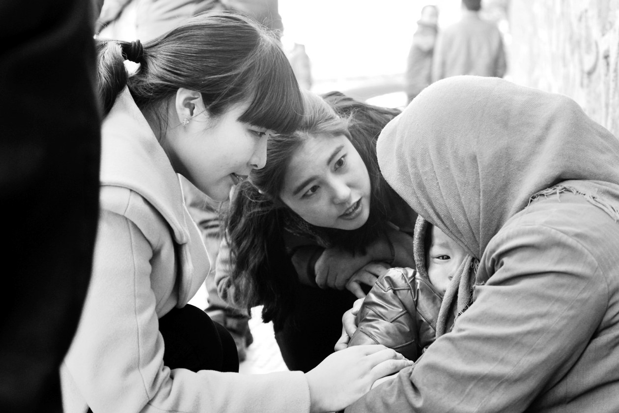 “幫女郎”(左)和“小莉”發(fā)現(xiàn)乞討男童后，上前近距離進(jìn)行辨認(rèn)