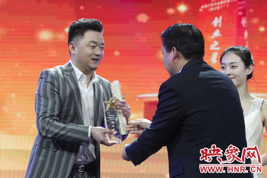 “大咖”嘉賓團(tuán)為創(chuàng)業(yè)之星們頒發(fā)證書與獎(jiǎng)杯 “大咖”嘉賓團(tuán)為創(chuàng)業(yè)之星們頒發(fā)證書與獎(jiǎng)杯