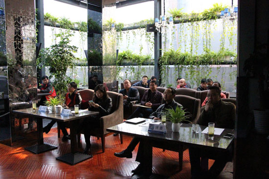 《創(chuàng)業(yè)星工廠》第二季海選現(xiàn)場，評委們認(rèn)真聽取創(chuàng)業(yè)者的項目介紹