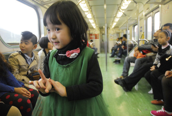 開往花蓮火車上，“戲曲小精靈”張楚怡練嗓