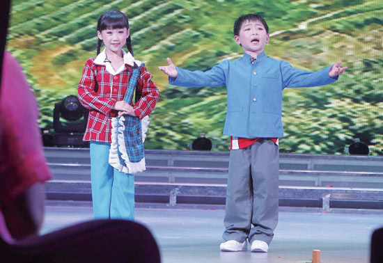 孩子們的表演有模有樣，讓人忍俊不禁