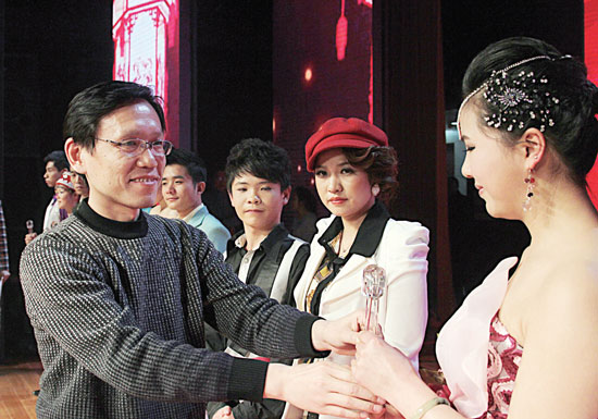 2013年2月1日，《對9當歌》總決賽在鄭州開唱。圖為東方今報副社長胡楊為選手頒獎