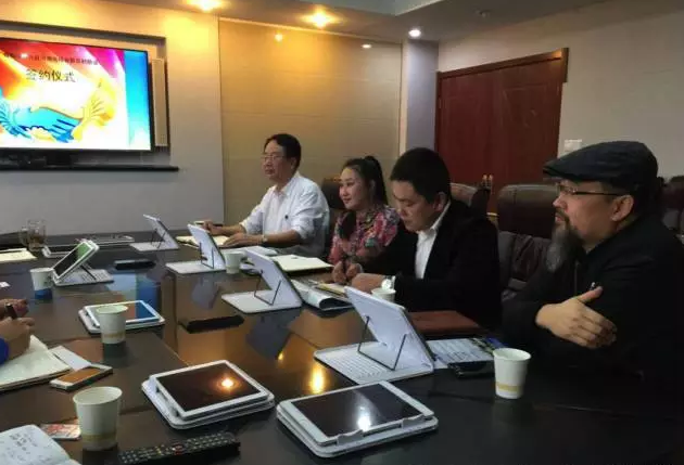 從右至左依次為趙財神，雅購供銷CEO許濤，農團聯(lián)盟創(chuàng)始人王婷。