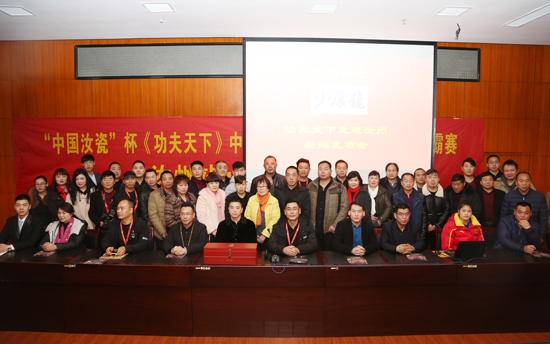 參會(huì)代表合影留念 參會(huì)代表合影留念