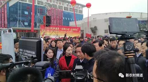 副省長(zhǎng)戴柏華參觀打工直通車智慧就業(yè)終端設(shè)備 副省長(zhǎng)戴柏華參觀打工直通車智慧就業(yè)終端設(shè)備