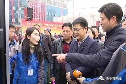 省人社廳農(nóng)民工工作處處長(zhǎng)劉培峰參觀打工直通車智慧就業(yè)終端設(shè)備 省人社廳農(nóng)民工工作處處長(zhǎng)劉培峰參觀打工直通車智慧就業(yè)終端設(shè)備