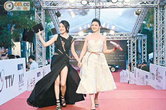 大Ｓ（右）和?。訝渴肿呒t地毯。