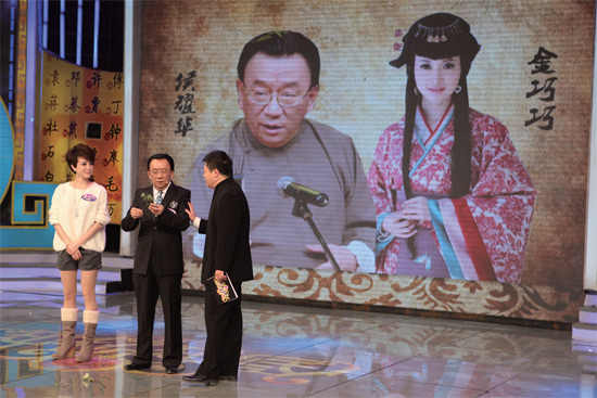 侯耀華、金巧巧在節(jié)目錄制現(xiàn)場(chǎng)《知根知底》供圖