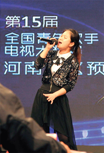 選手們演唱很賣力，要把最好的一面展現(xiàn)給評委