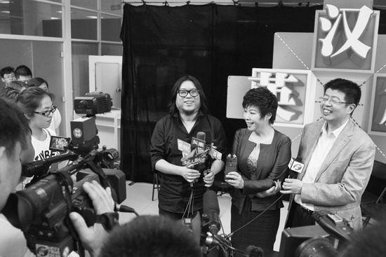 節(jié)目嘉賓高曉松、于丹、張頤武接受采訪