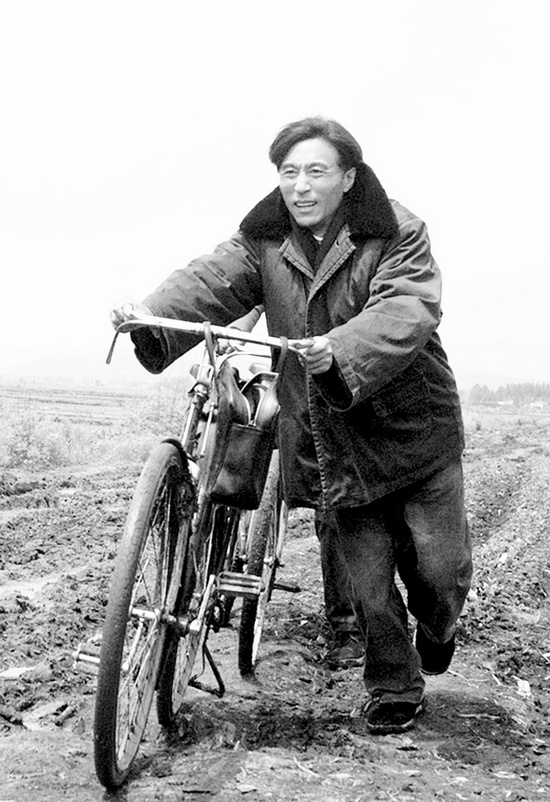 怕乘汽車跑太快聽(tīng)不見(jiàn)群眾說(shuō)話，焦裕祿下基層總是靠自行車 《焦裕祿》劇照