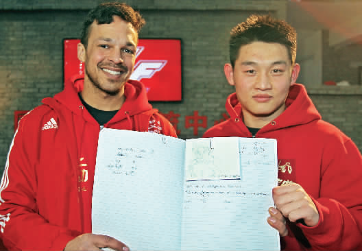 　　約瑟夫手繪了每個(gè)選手的肖像，認(rèn)認(rèn)真真地用字母拼寫出選手的中文名字附注?！翱矗@個(gè)是鄭召玉喲”