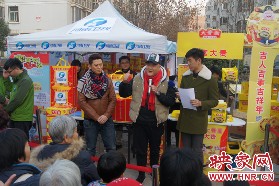 范軍、張竟達(dá)在社區(qū)與群眾親切互動(dòng)