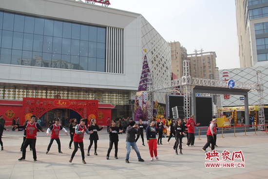 河南衛(wèi)視舉辦的“看大劇，送福利”活動(dòng) 王志/攝