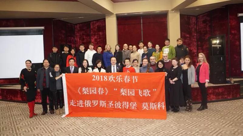 《梨園春》與俄羅斯文化學(xué)者開展座談會(huì)，共同交流中俄藝術(shù)文化的發(fā)展并互贈(zèng)禮物