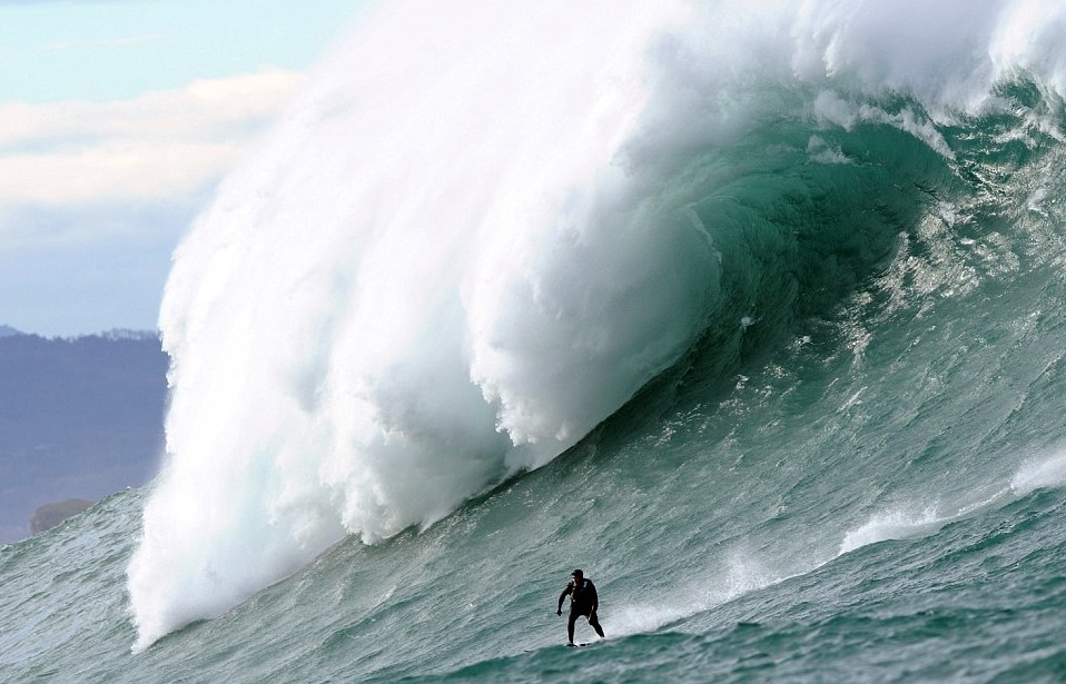 與20米高巨浪嬉戲！神勇弄潮兒沖浪場面超震撼