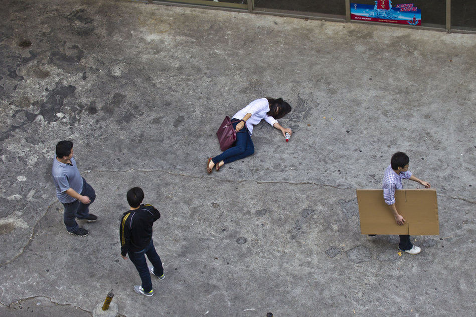 記者“摔倒”測(cè)試深圳人“管不管”